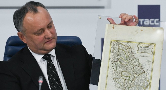 Путін подарував Додону карту Молдови з українськими і румунськими територіями