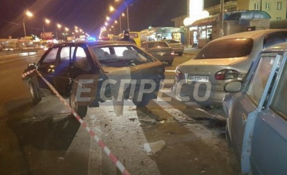 У столиці водій в'їхав у припарковані автівки: двоє постраждалих
