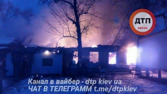 У Києві через масштабну пожежу згоріло складське приміщення
