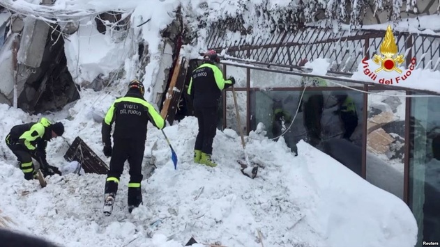 Рятувальники виявили 10 людей, що вижили під уламками готелю в Італії