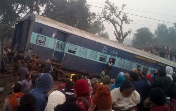 В Індії потяг зійшов із рейок: 32 загиблих, під уламками ще є люди
