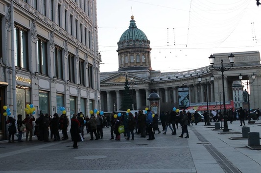 Антипутінські протести пройшли в Україні й світі, у РФ затримали учасника