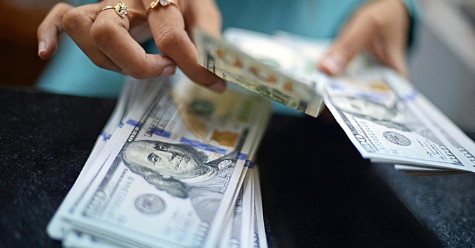 Долар впав на 1% на відкритті торгів в Японії