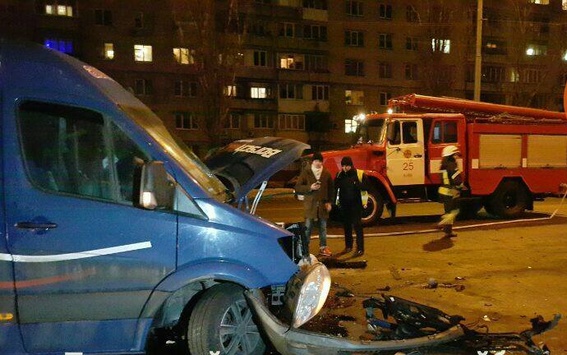 У Києві п'яний водій Porsche Cayenne протаранив мікроавтобус: є потерпілі