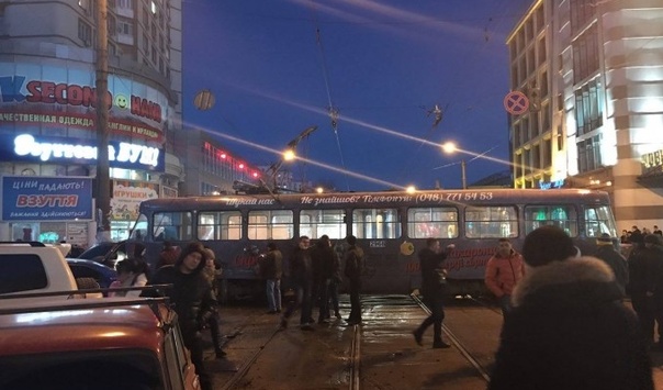 В Одесі трамвай розтрощив п’ять автівок 