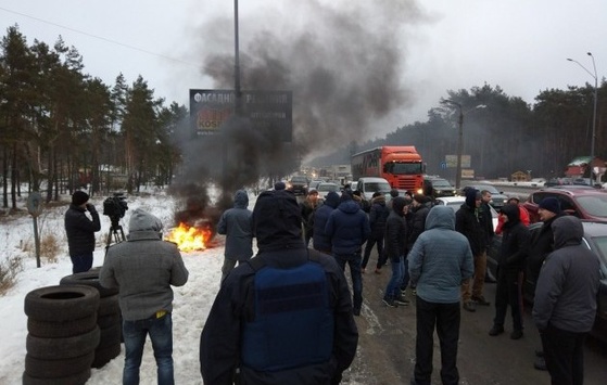Протести на в'їздах до Києва: Житомирська траса охоплена димом від палаючих шин 