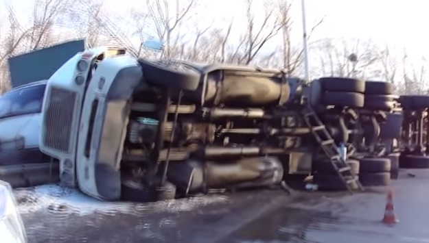 У Києві під час руху перевернулася вантажівка