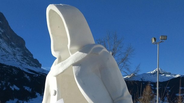 Українці перемогли на фестивалі снігової скульптури, зліпивши магічний плащ із посохом
