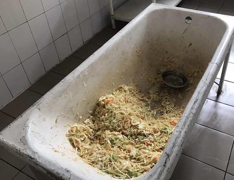 В Одесі ув’язнених годують салатом приготовленим у брудній ванні 