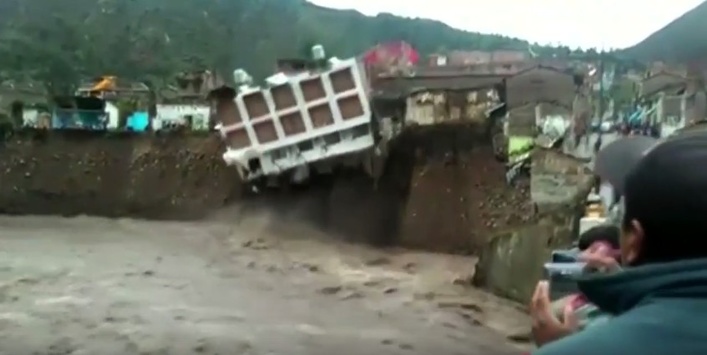 У Перу через затяжну зливу готель знесло в річку