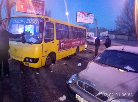 В Одесі потрійна ДТП: зіткнулися маршрутка та дві автівки