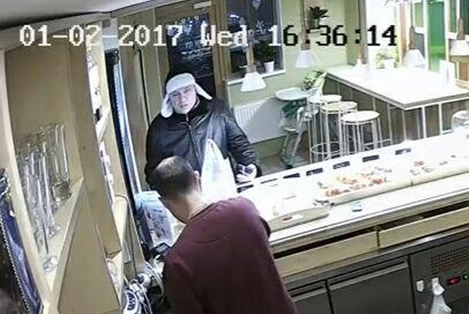 У Києві орудує шахрай: чоловік за допомогою гіпнозу пограбував кафе