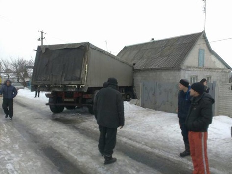 Вантажівка з гречкою протаранила будинок на Дніпропетровщині