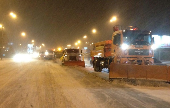 Сьогодні вночі 242 одиниці спецтехніки розчищали вулиці та дороги столиці від снігу
