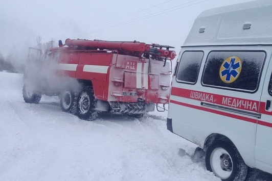 Через заметілі потерпає Чернігівщина: рятувальники тричі діставали автівки зі снігу
