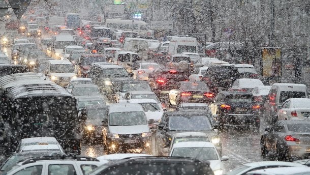 У Києві із снігових заметів дістали 12 вантажівок