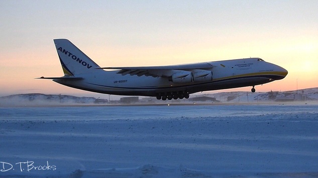 Український літак перевіз найбільший у світі двигун