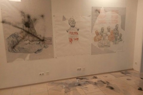 Опубліковано відео нападу на виставку художника Чичкана 