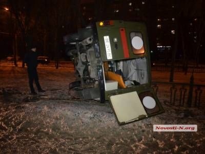 У центрі Миколаєва перекинувся автомобіль швидкої допомоги
