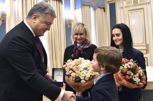 Порошенко зустрівся із родиною Романа Сущенка [ Редактировать ]