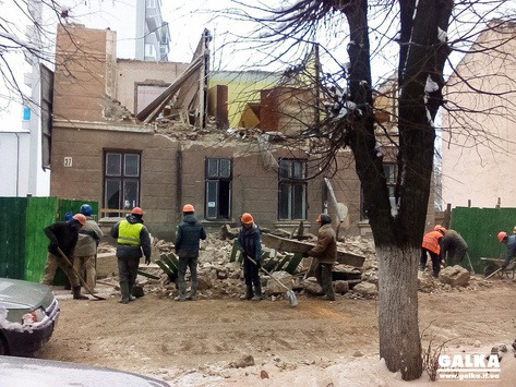 В Івано-Франківську обвалився столітній будинок: уламки кам’яниці розлетілись на декілька метрів