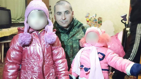 Донецька поліція забрала у матері дітей, які гуляли роздягненими на морозі