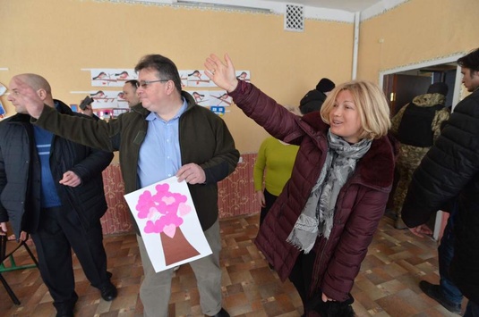 Діти Авдіївки передали для президента Литви валентинку 