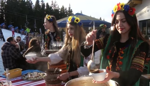 На австрійському курорті відпочивальників пригощали українськими стравами