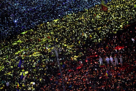 У Румунії тисячі протестувальників утворили величезний прапор