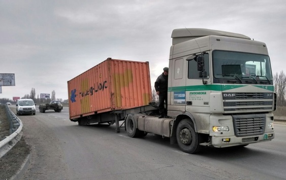 В Одесі вантажівка «загубила» контейнер просто посеред дороги