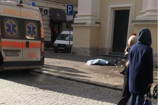 У Львові жінку вбила брила льоду, що впала з даху церкви
