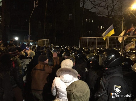 У центрі Києва відбулися сутички між пікетувальниками та правоохоронцями