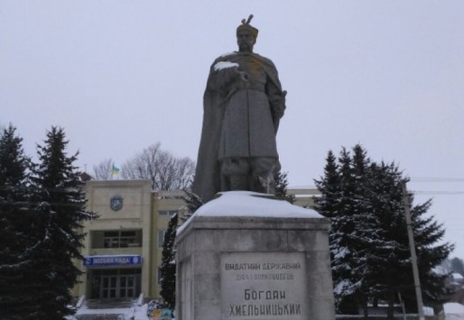 На Тернопільщині пам’ятник Хмельницькому позбувся булави