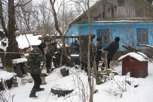 На Київщині рятувальники витягли тіло людини з колодязя