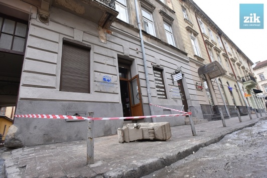 У центрі Львова знову обвалився балкон: брила впала за кілька сантиметрів від дівчини