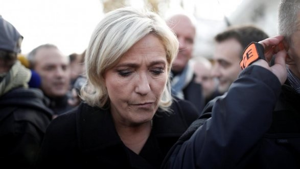 Французька поліція заарештувала голову передвиборного штабу Ле Пен