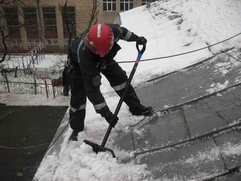 Через сніг обвалився дах навчально-виховного комплексу на Харківщині
