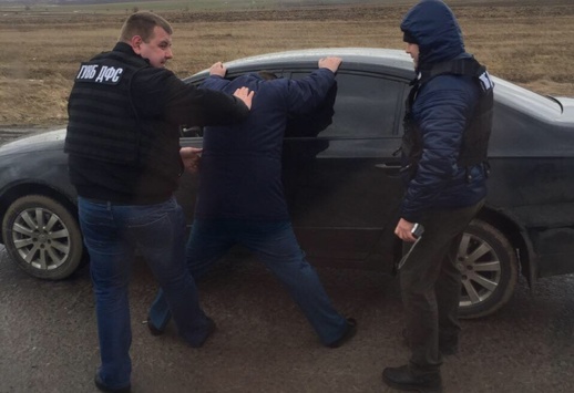 На хабарі затримали старшого інспектора Львівської митниці