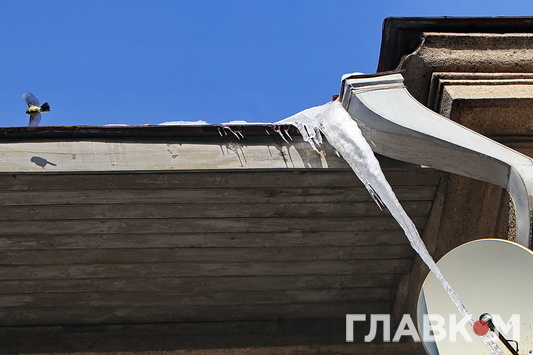 У центрі Києва бурулька травмувала жінку 