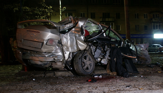 Страшна ДТП у Дніпрі: пасажир помер, водій у тяжкому стані