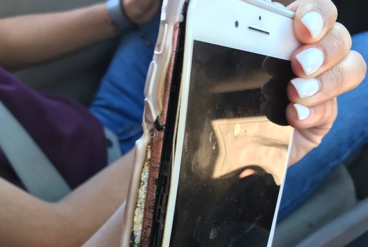 Американка зняла на відео як вибухнув і загорівся iPhone 7 