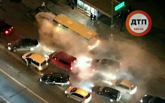 У Києві автомобіль загорівся під час руху