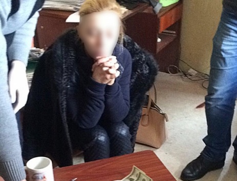 На Одещині чиновниця, яку впіймали на хабарі, намагалася сховати гроші у взутті