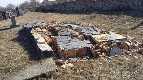 Руйнування стіни Меморіалу жертвам Голокосту на Одещині сталось ще близько місяця тому