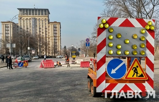 У центрі Києва триває облаштування пішохідного переходу