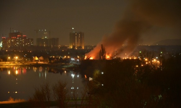 В Києві сталась пожежа на території оздоровчого комплексу, один чоловік отруївся чадним газом