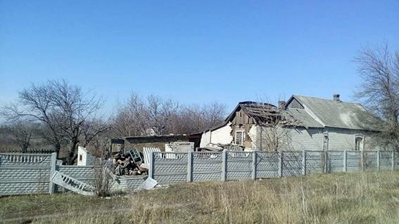 Бойовики обстрілами пошкодили 10 будинків у Мар'їнці та Красногорівці
