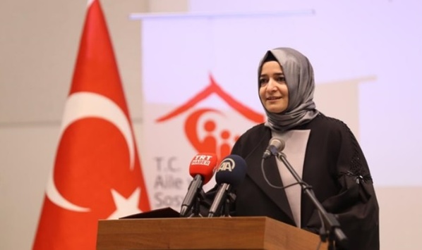 Турецький міністр Кайя, яку вислали з Нідерландів, повертається до Стамбула