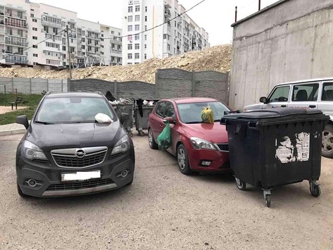 В окупованому Севастополі невідомі закидали сміттям неправильно припарковані автомобілі