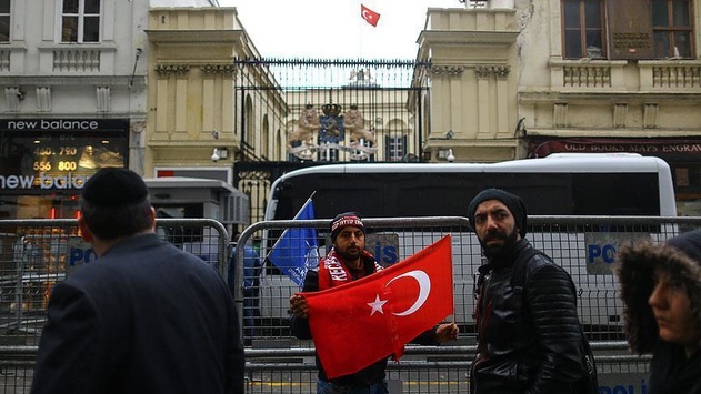 Протести в Стамбулі: учасники мітингу зірвали прапор Нідерландів з будівлі консульства